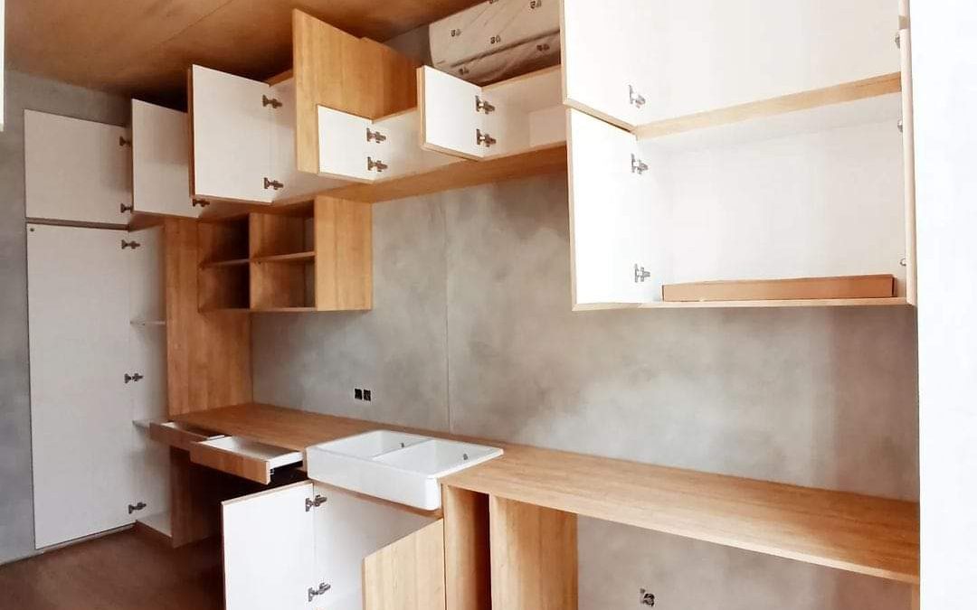 Proses Laminasi Kitchen Set dengan HPL untuk Tahan Lama